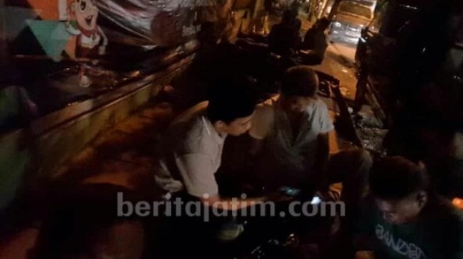 Pengunjuk Rasa di Pamekasan Nekat Bermalam di Kantor Bawaslu Tuntut PSU