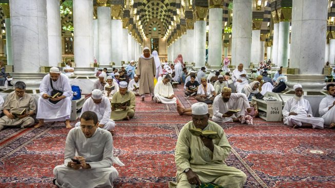 Sejumlah umat muslim bertadarus Alquran di Masjid Nabawi, Madinah, Arab Saudi, Rabu (8/5). ANTARA FOTO/Aji Styawan