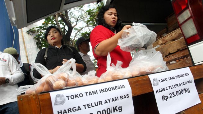 Petugas melayani pembeli saat Operasi Pasar Telur di Pasar Tebet Barat, Jakarta, Rabu (8/5). [Suara.com/Arief Hermawan P]