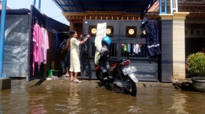 Banjir Surut, Warga Tambak Beras Mulai Bersihkan Rumah