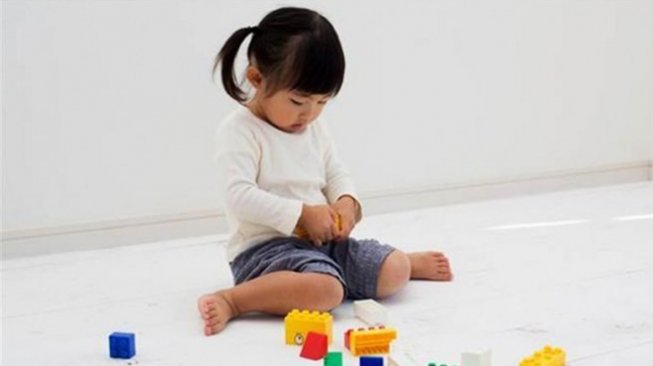 Jangan Biarkan Anak Duduk Posisi 'W', Ini Bahayanya