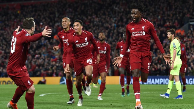 Pemain Liverpool merayakan gol ketiga mereka selama pertandingan sepak bola leg kedua semifinal Liga Champions antara Liverpool melawan Barcelona di Stadion Anfield, Liverpool, Inggris, Kamis (8/5) dini hari WIB.  [Paul ELLIS / AFP]
