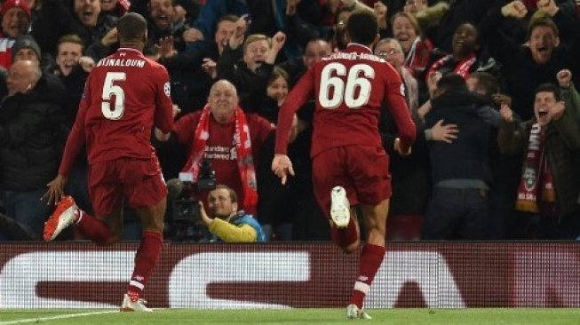 Gelandang Liverpool Georginio Wijnaldum (kiri) merayakan golnya bersama Trent Alexander-Arnold ke gawang Barcelona di Anfield. Oli SCARFF / AFP