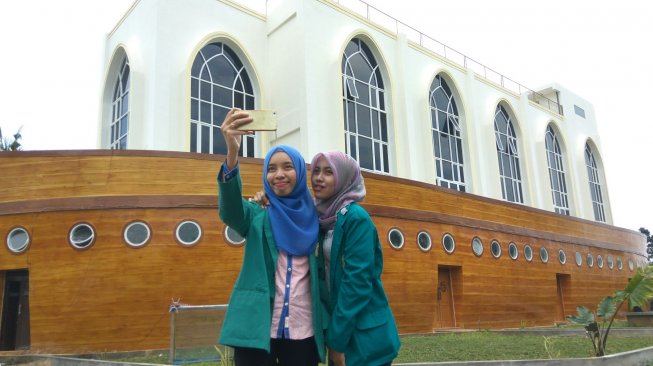 Masjid Bahtera Nuh di Kota Semarang kerap kali dijadikan tempat ajang swafoto. [Suara.com/Adam Iyasa]