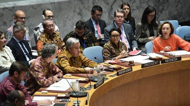 Menteri Luar Negeri Retno Marsudi bersama sejumlah delegasi kompak mengenakan batik saat sidang Dewan Keamanan PBB, Selasa (7/5/2019). (Dok. Kementerian Luar Negeri)