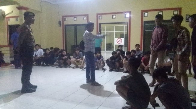 Puluhan pemuda yang terlibat tawuran di Serang dini hari tadi. (dok polisi)