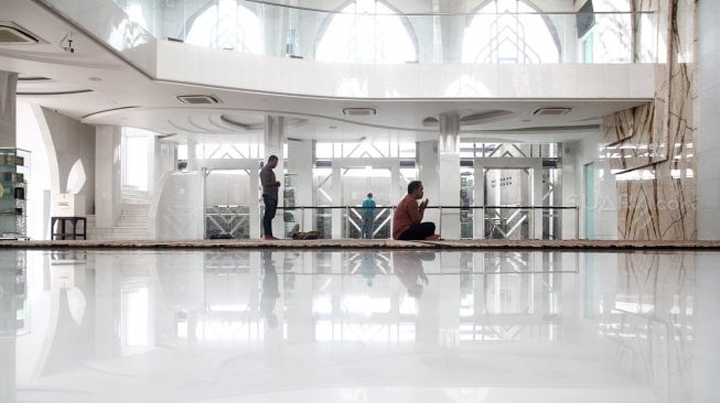 Warga beribadah di Masjid Al I'tishom, Cilandak, Jakarta Selatan, Rabu (8/5). [Suara.com/Arief Hermawan P]