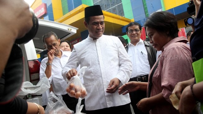 Menteri Pertanian Amran Sulaiman saat membuka Operasi Pasar Telur di Pasar Tebet Barat, Jakarta, Rabu (8/5). [Suara.com/Arief Hermawan P]