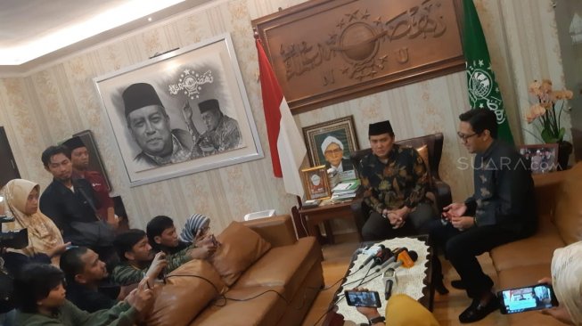 Andre Taulany duduk bersama Sekjen PBNU Helmy Faishal Zaini [Suara.com/Sumarni]