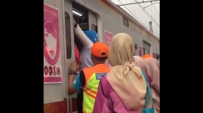 Aksi Emak Nekat Gelantungan di Pintu KRL yang Penuh sampai Disoraki