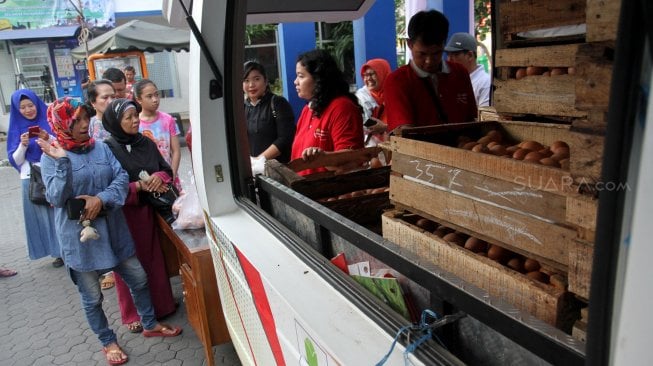 Petugas melayani pembeli saat Operasi Pasar Telur di Pasar Tebet Barat, Jakarta, Rabu (8/5). [Suara.com/Arief Hermawan P]