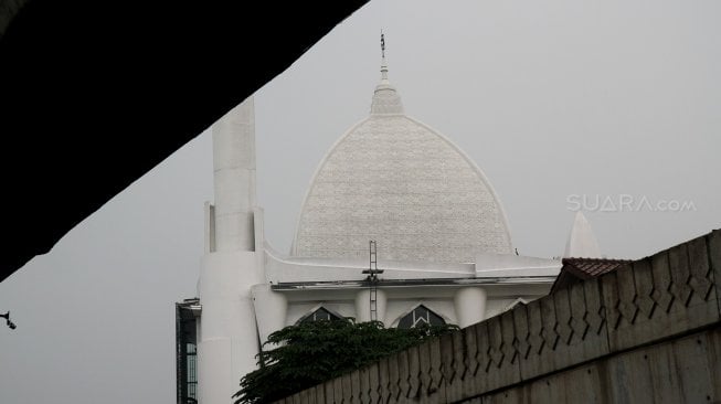 Warga beribadah di Masjid Al I'tishom, Cilandak, Jakarta Selatan, Rabu (8/5). [Suara.com/Arief Hermawan P]