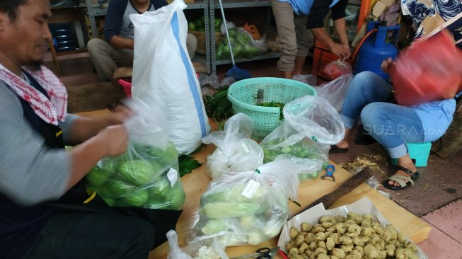 Petugas masak Masjid Istiqlal menyiapkan bahan makanan untuk buka puasa. (Suara.com/Fakhri)