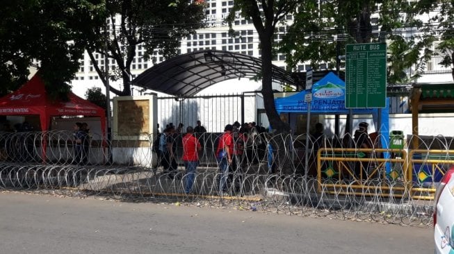 Tentara dan Brimob Bersenjata Jaga KPU Jelang Demo Diskualifikasi Jokowi