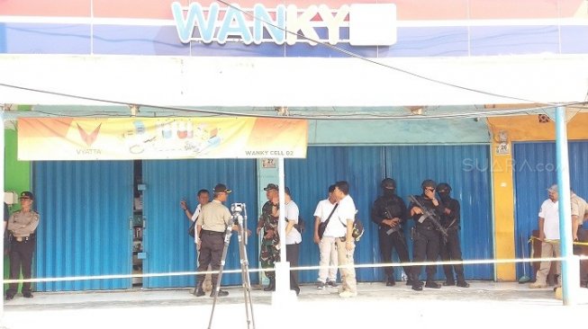 Polisi Olah TKP gerai ponsel di Bekasi terkait penemuan bom rakitan, (Yaqub)