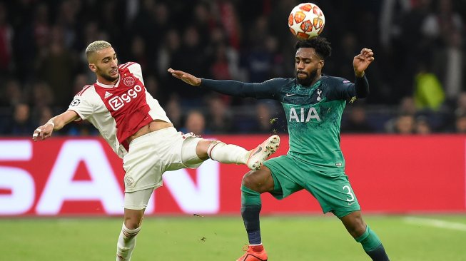 Gelandang Ajax Hakim Ziyech bersaing dengan bek Tottenham Danny Rose selama pertandingan sepak bola leg kedua semifinal Liga Champions antara Ajax Amsterdam melawan Tottenham Hotspur di Stadion Johan Cruyff Arena, Amsterdam, Belanda, Kamis (9/5) dini hari WIB. [JOHN THYS / AFP]
