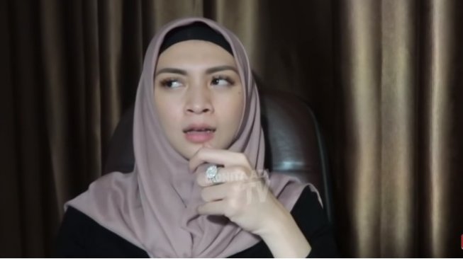 5 Potret Perdana Donita Mantap Berhijab, Makin Anggun!