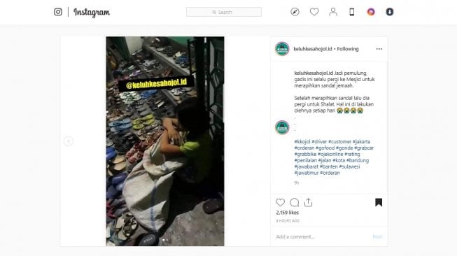 Gadis Kecil yang Rapikan Sandal Jemaah di Masjid Ini Bikin Terharu