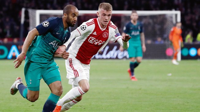 Pemain depan Tottenham asal Brazil Lucas (kiri) bersaing dengan bek Ajax asal Belanda Daley Sinkgraven selama pertandingan sepak bola leg kedua semifinal Liga Champions antara Ajax Amsterdam melawan Tottenham Hotspur  di Stadion Johan Cruyff Arena, Amsterdam, Belanda, Kamis (9/5) dini hari WIB. [Adrian DENNIS / AFP]