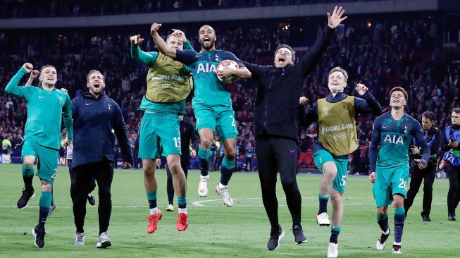 Pemain depan Tottenham asal Brazil Lucas merayakan kemenangan dengan rekan satu timnya di akhir pertandingan sepak bola leg kedua semifinal Liga Champions antara Ajax Amsterdam melawan Tottenham Hotspur  di Stadion Johan Cruyff Arena, Amsterdam, Belanda, Kamis (9/5) dini hari WIB. [Adrian DENNIS / AFP]