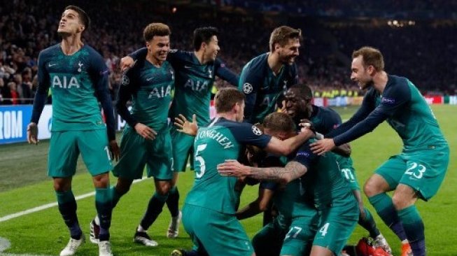 Para pemain Tottenham Hotspur merayakan kemenangan atas Ajax Amsterdam 3-2 di leg kedua semifinal Liga Champions dan memastikan lolos ke final. Adrian DENNIS / AFP