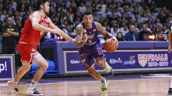 Pemain BTN CLS Knights Indonesia, Brandon Jawato saat menghadapi Singapore Slingers di laga ketiga final ASEAN Basketball League (ABL) 2018/2019 di GOR Kertajaya, Surabaya, Rabu (8/5/2019) malam. [Dok. CLS Knights] 