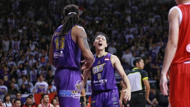 Pemain BTN CLS Knights Indonesia, Wong Wei Long (tengah) terlihat kecewa saat timnya kalah dari Singapore Slingers di laga ketiga final ASEAN Basketball League (ABL) 2018/2019 di GOR Kertajaya, Surabaya, Rabu (8/5/2019) malam. [Dok. CLS Knights] 