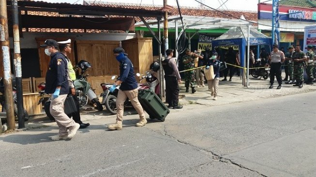 Polisi Olah TKP gerai ponsel di Bekasi terkait penemuan bom rakitan, (Yaqub)