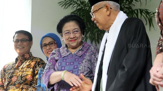 Calon Wakil Presiden (Cawapres) nomor urut 01, KH Ma'ruf Amin saat tiba di kediaman Ketua Umum PDIP, Megawati Soekarnoputri, Jakarta, Kamis (9/5). [Suara.com/Arief Hermawan P]
