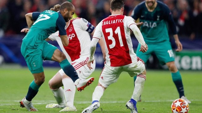 
Pemain depan Tottenham asal Brazil Lucas menendang bola untuk mencetak gol di sebelah bek Ajax Nicolas Tagliafico selama pertandingan sepak bola leg kedua semifinal Liga Champions antara Ajax Amsterdam melawan Tottenham Hotspur  di Stadion Johan Cruyff Arena, Amsterdam, Belanda, Kamis (9/5) dini hari WIB. [Adrian DENNIS / AFP]