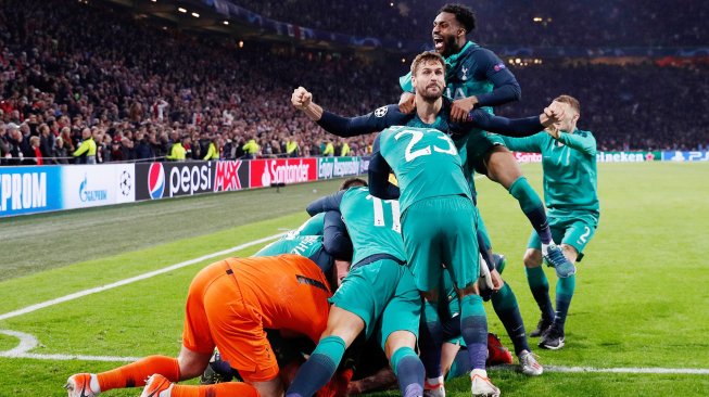 Para pemain Tottenham merayakan kemenangan mereka di akhir pertandingan leg kedua semifinal Liga Champions antara Ajax Amsterdam melawan Tottenham Hotspur di Stadion Johan Cruyff Arena, Amsterdam, Belanda, Kamis (9/5) dini hari WIB. [Adrian DENNIS / AFP]