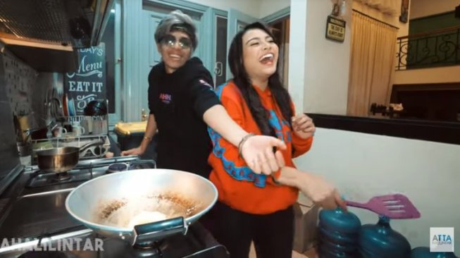 Sambil Diborgol, Aurel Hermansyah dan Atta Halilintar Masak Menu Sahur. (Youtube/Atta Halilintar)