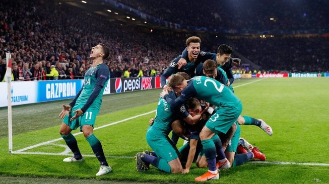 Para pemain Tottenham merayakan kemenangan mereka di akhir pertandingan leg kedua semifinal Liga Champions antara Ajax Amsterdam melawan Tottenham Hotspur di Stadion Johan Cruyff Arena, Amsterdam, Belanda, Kamis (9/5) dini hari WIB. [Adrian DENNIS / AFP]