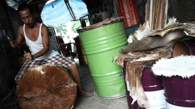 Perajin menyelesaikan pembuatan beduk di kawasan Tanah Abang, Jakarta Pusat,Kamis (9/5). [Suara.com/Oke Atmaja]
