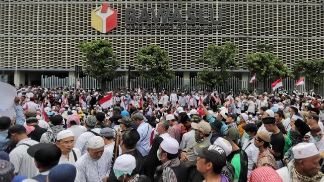 Massa melakukan aksi untuk mengawal BPN Prabowo-Sandiaga melaporkan dugaan kecurangan Pemilu 2019 di Gedung Badan Pengawas Pemilu (Bawaslu), Jakarta, Jumat (10/5). [Suara.com/Muhaimin A untung]