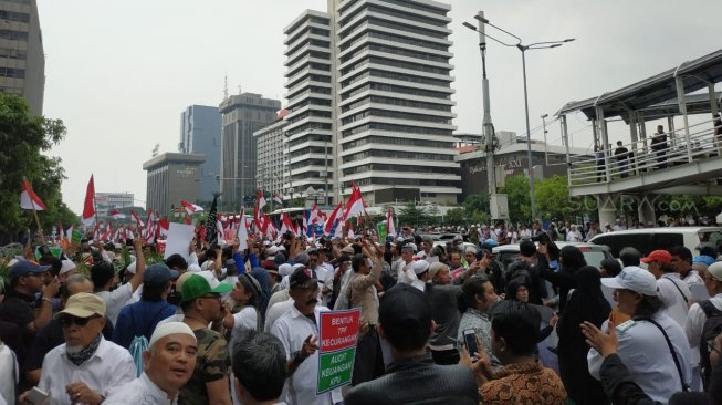 Massa Sudah Aksi di Bawaslu, Eggi Sudjana dan Kivlan Zein Belum Muncul