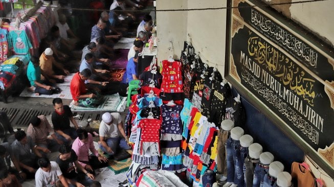 Jamaah melaksanakan salat Jumat di selasar Pasar Tanah Abang, Jakarta Pusat, Jumat (10/5). [Suara.com/Muhaimin A Untung]