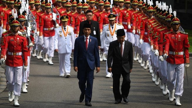 Presiden Joko Widodo (kedua kiri) didampingi Wapres Jusuf Kalla (kedua kanan) dan Mendagri Tjahjo Kumolo (tengah) mengikuti prosesi kirab pelantikan Gubernur Maluku Utara Abdul Gani Kasuba dan Wakil Gubernur Al Yasin Ali sebelum pelantikan di Istana Negara Jakarta, Jumat (10/5). ANTARA FOTO/Wahyu Putro A