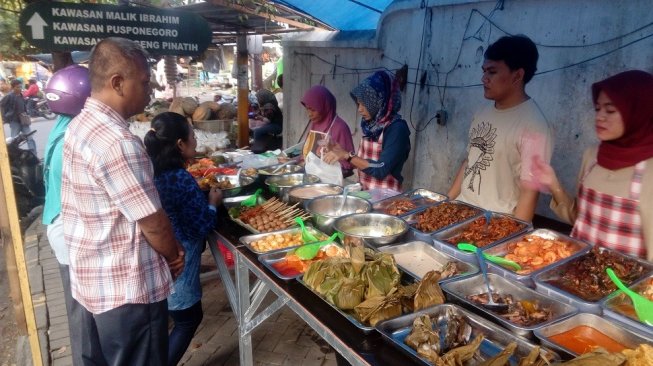 Omzet Jualan Takjil di  Dekat Makam Sunan  Giri  Tembus Rp 5 