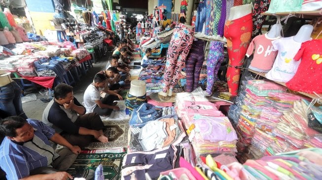 Jamaah melaksanakan salat Jumat di selasar Pasar Tanah Abang, Jakarta Pusat, Jumat (10/5). [Suara.com/Muhaimin A Untung]