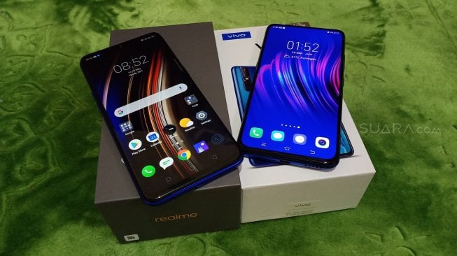 realme 3 Pro vs Vivo V15 Pro. [Suara.com/Tivan Rahmat]