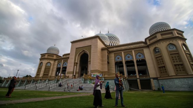 Sejumlah warga menikmati panorama Masjid Agung Almarkazul Islami sambil menunggu waktu untuk berbuka puasa (ngabuburit) di Lhokseumawe, Aceh, Kamis (9/5). ANTARA FOTO/Rahmad