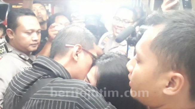 Vanessa Angel dipeluk sang ayah sesuai bersidang kasus prostitusi. (Beritajatim.com)