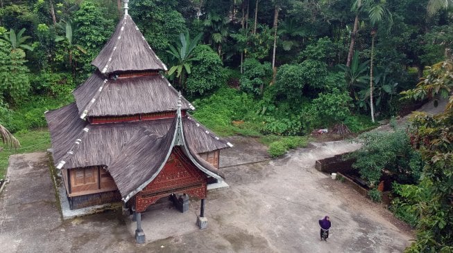 Foto udara Surau Ijuk Sicincin, di Padangpariaman, Sumatera Barat, Jumat (10/5). ANTARA FOTO/Iggoy el Fitra