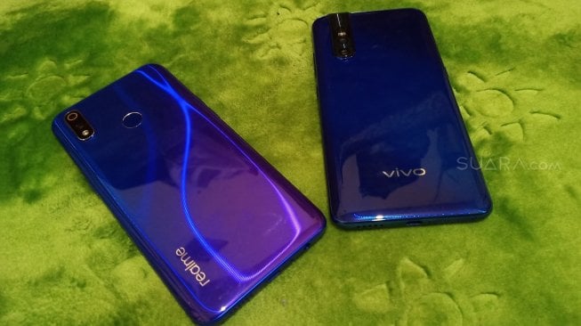 realme 3 Pro vs Vivo V15 Pro. [Suara.com/Tivan Rahmat]