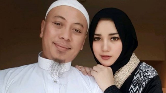 Opick dan istri barunya, Bebi Silvana [Instagram/bebi.silvana]