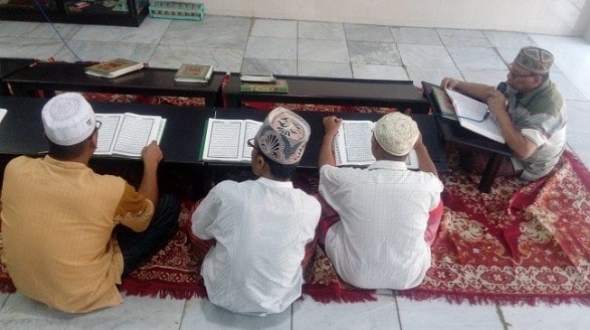 Sejumlah jemaah membaca Alquran di Masjid Sunan Giri Gresik Jawa Timur. (Suara.com/Tofan Kumara)