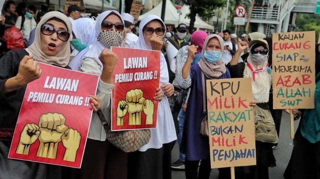 Massa melakukan aksi untuk mengawal BPN Prabowo-Sandiaga melaporkan dugaan kecurangan Pemilu 2019 di Gedung Badan Pengawas Pemilu (Bawaslu), Jakarta, Jumat (10/5). [Suara.com/Muhaimin A untung]