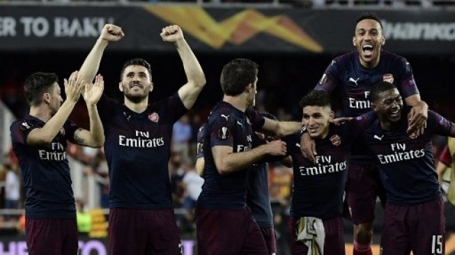 Para pemain Arsenal merayakan kemenangan atas Valencia pada leg kedua semifinal Liga Europa di Mestalla. JAVIER SORIANO / AFP