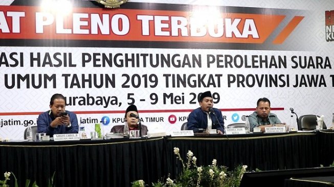 Rekapitulasi KPU Jatim di Hotel Singgasana Surabaya. (Suara.com/Achmad Ali).